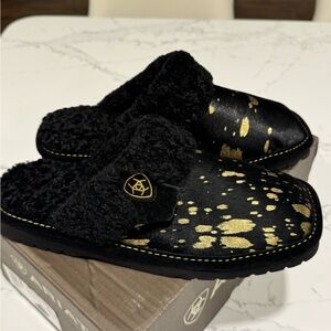 New - Ariat Women’s Slippers Size 10